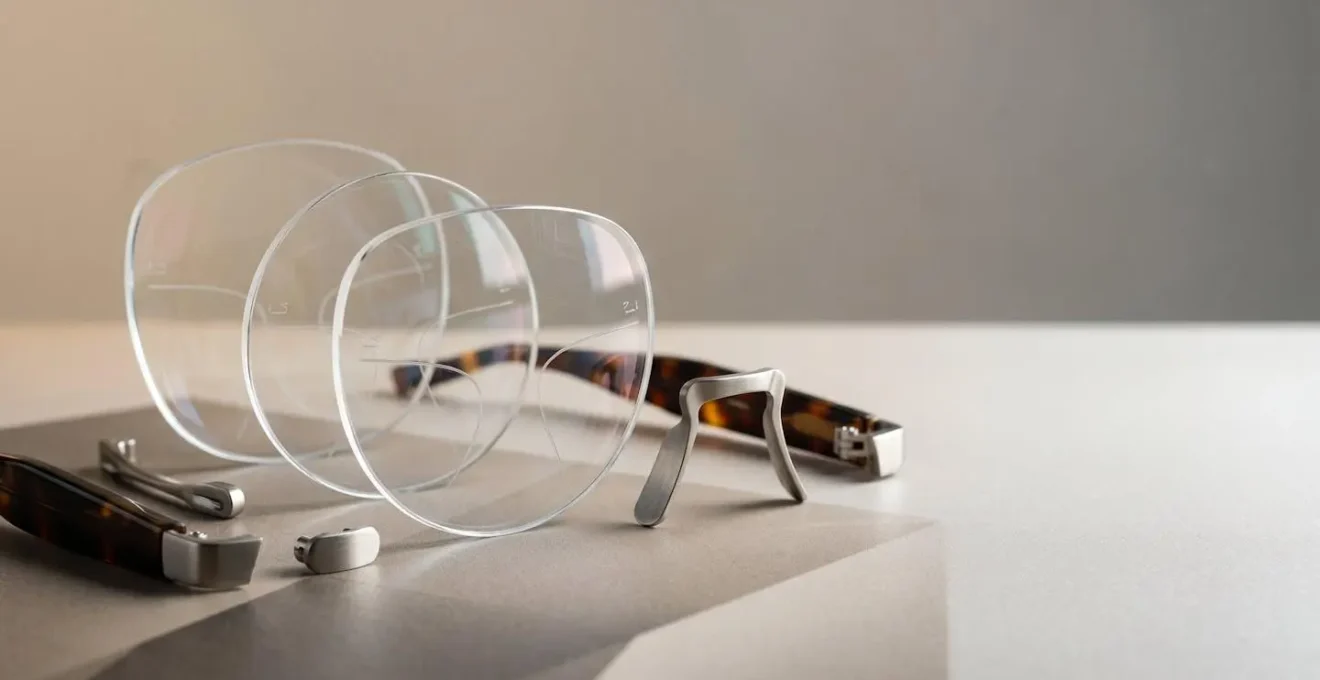 Scène éditoriale représentant la décision d'achat de lunettes progressives