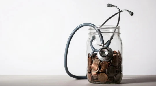 Composition symbolique illustrant la baisse des remboursements de santé malgré des cotisations élevées